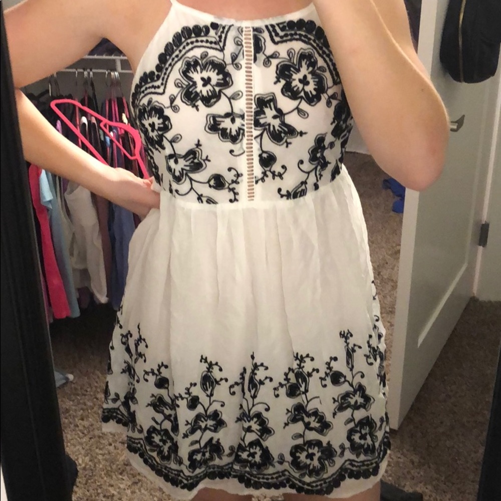 Black and White Floral Lace Dress - Picture 2 of 7